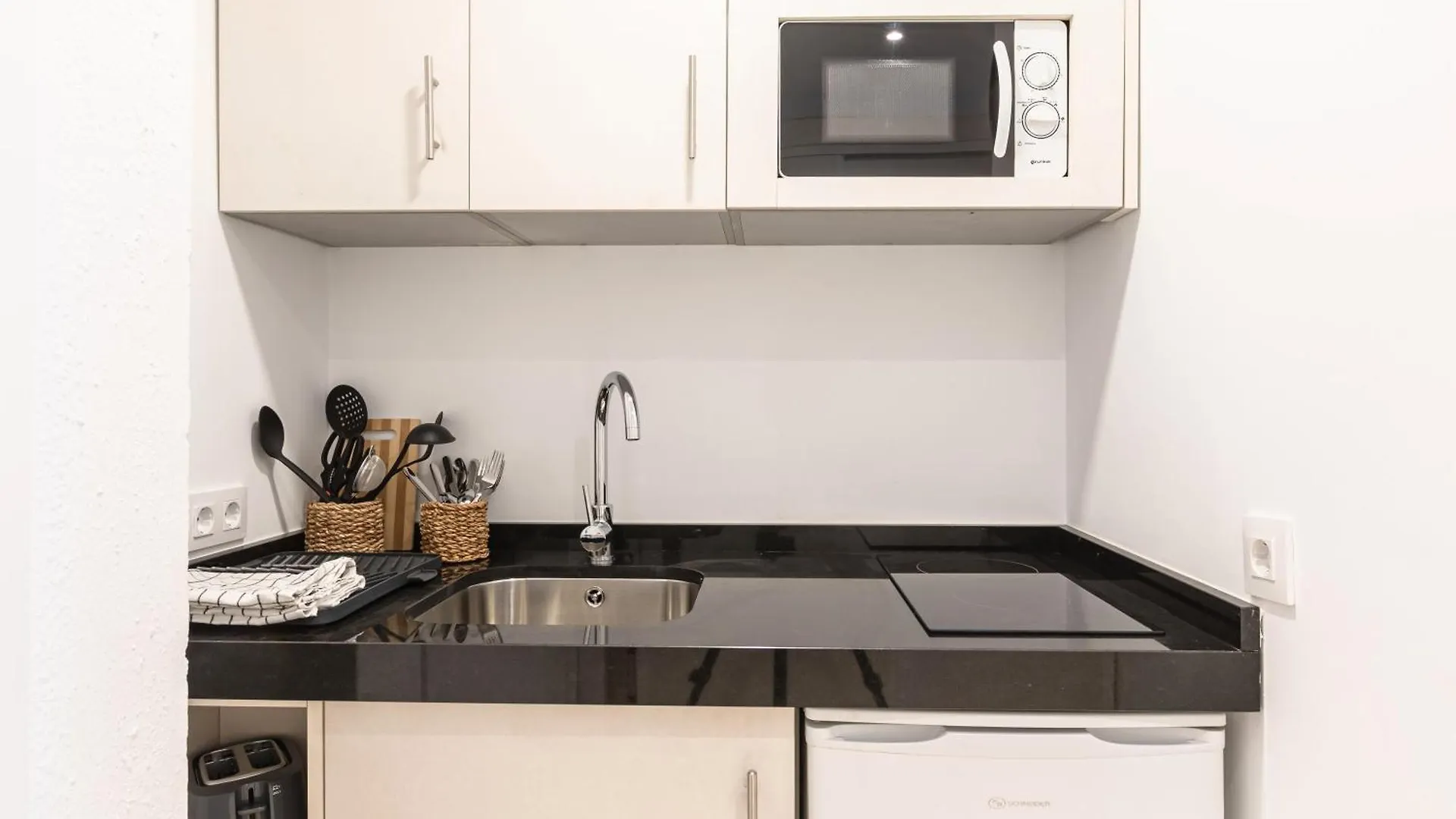 Ruby Apartment Seville 0*,